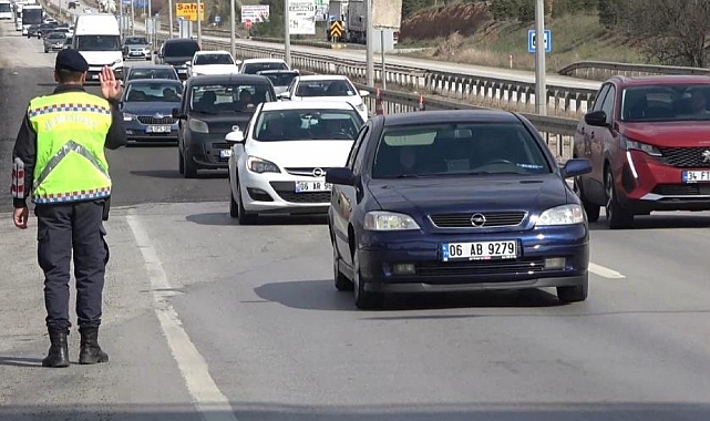 Tatilciler yollara akın etti, 43 ilin geçiş güzergahında trafik yoğunluğu