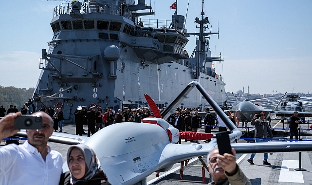 Vatandaşlar TCG Anadolu gemisindeki SİHA'lara yoğun ilgi gösterdi