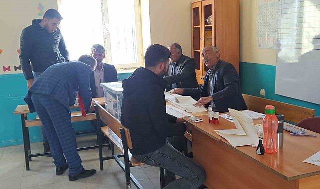 Adilcevaz'da oy verme işlemi başladı