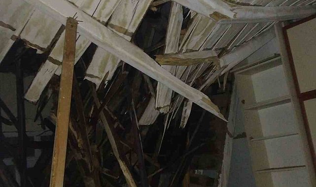 Ağır hasarlı binanın çatısı kısmen çöktü