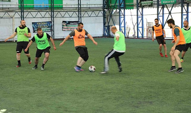 Ağrı Milli Eğitim Müdürü Kökrek, öğretmenler arası futbol turnuvasında sporculara tatlı ikram etti