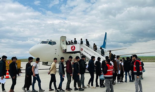 Ağrı'da 136 Afgan göçmen ülkelerine gönderildi