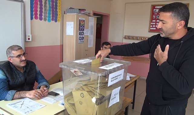 Ahlat'taki Ahıska Türkleri oylarını kullandı