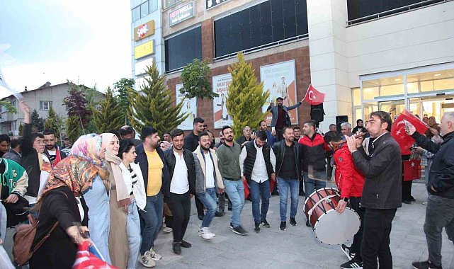 Ahlatlılar Cumhurbaşkanı Erdoğan'ın zaferini kutladı
