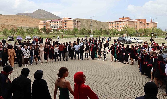 Aileleriyle halay çekerek mezuniyeti kutladılar