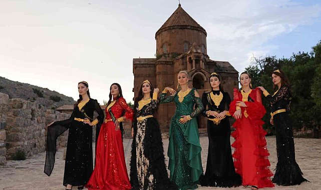 Akdamar Adası'nda ünlü mankenlerden yöresel kıyafet defilesi