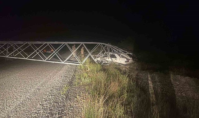 Alkollü sürücü çarptığı aydınlatma direğini yerinden söktü: 1 yaralı