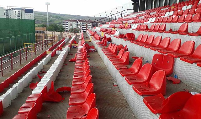 Amatör maçta taraftarlar koltuklara zarar verdi