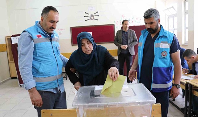 Ambulansla taşınan hastalar sandık başına gitti