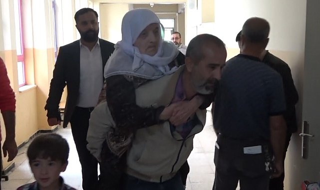 Annesini sırtında taşıyarak sandığa getirdi
