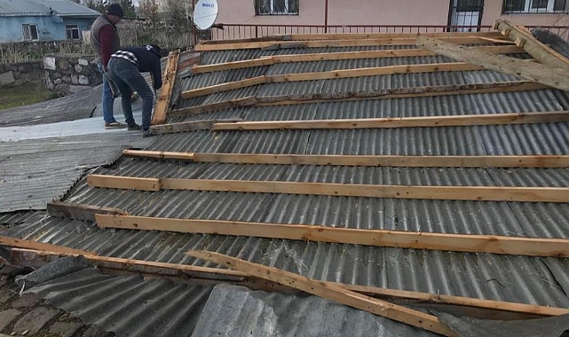 Ardahan’da kuvvetli rüzgâr çatıları uçurdu