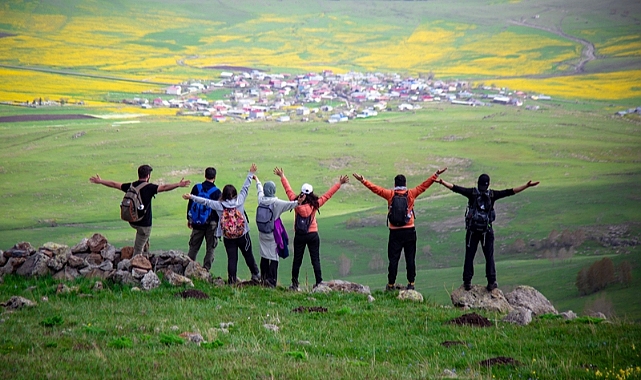 Ardahan'daki Şerefin Dağı ve Üç Tepeler canlanan doğasıyla dağcıların rotasında