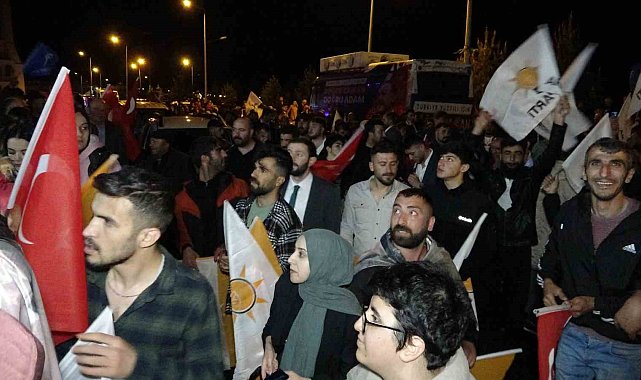 Ardahan'da seçim kutlamaları başladı