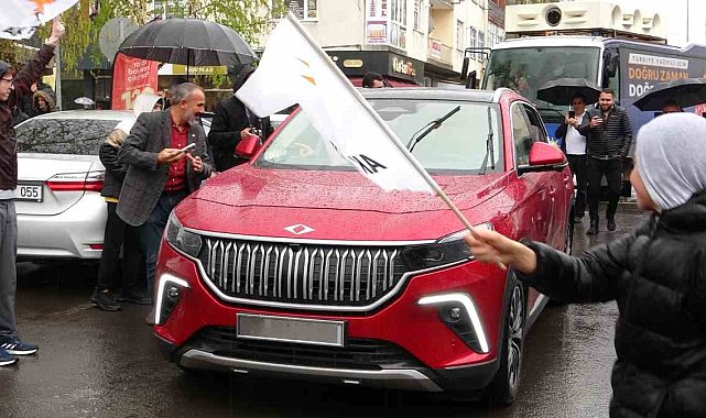 Ardahan'da yağışlı havaya rağmen Togg'a yoğun ilgi