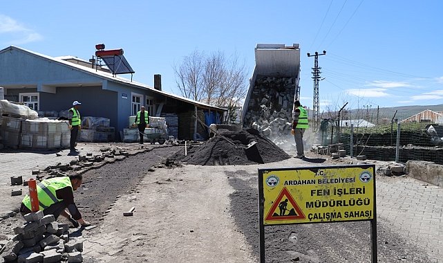 Ardahan'da yol yapım çalışmaları sürüyor