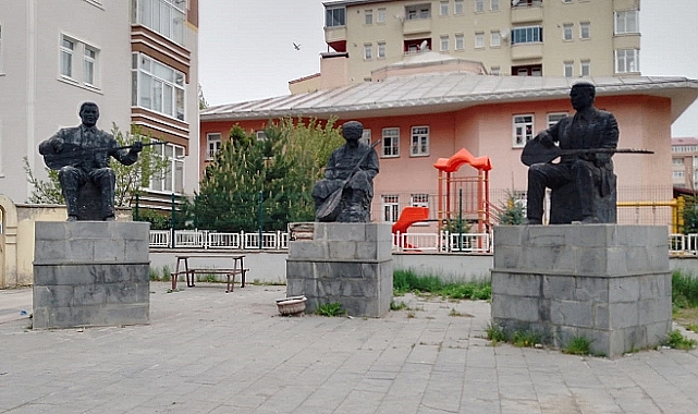 Aşıklar Heykeli dökülüyor