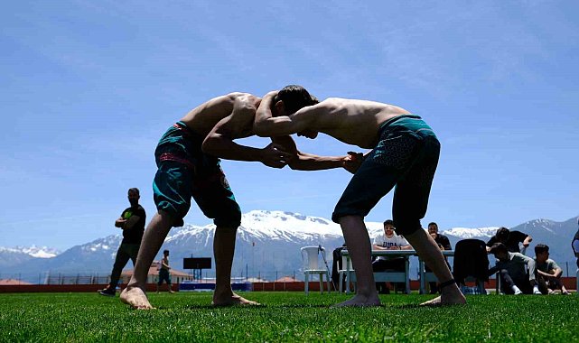 Ata sporunda genç pehlivanlar er meydanına çıktı