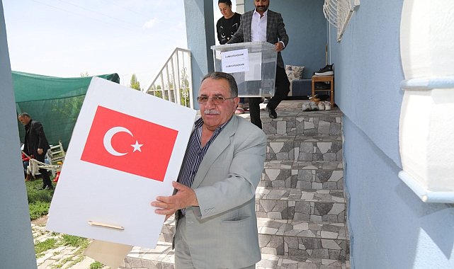 Başkale'de hasta ve engelli seçmen seyyar sandıkta oy kullandı