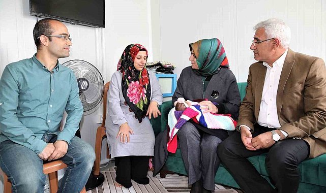 Başkan Güder bebek sevinci yaşayan depremzede aileyi ziyaret etti