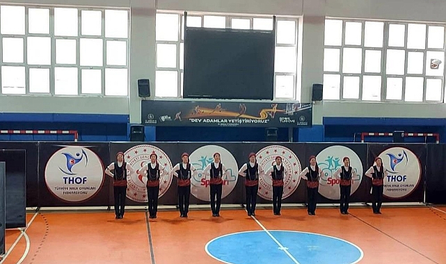 Bayburt Lisesi halk oyunları ekibi Türkiye finallerinde