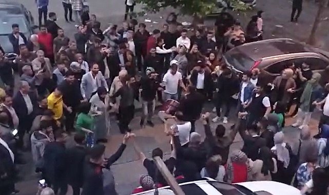 Bingöl'de AK Parti seçim koordinasyon merkezi önünde kutlama