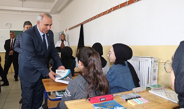 Bingöl'de öğrencilere kaynak kitap dağıtımı başladı