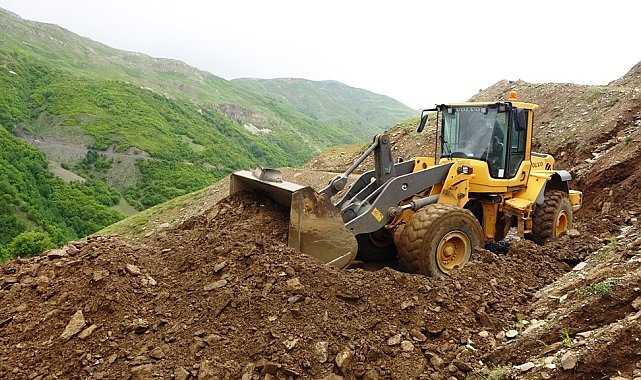 Bitlis'te 15 köy yolu ve içme suyu hatları selden zarar gördü