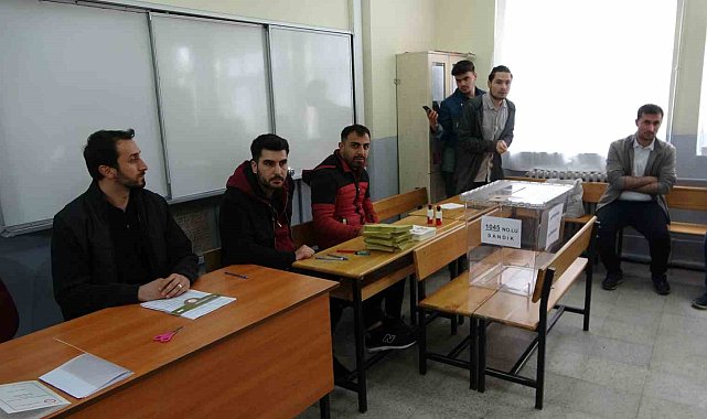 Bitlis'te oy verme işlemi başladı