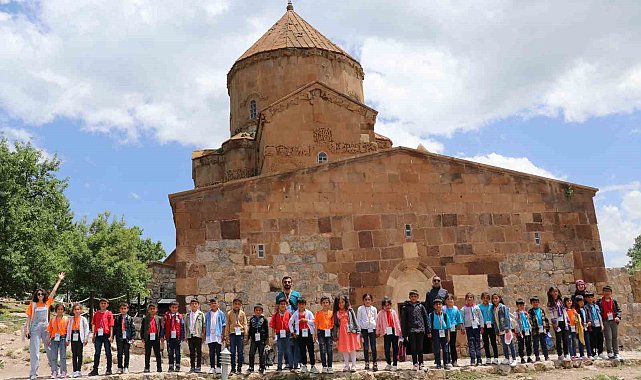 Çaldıranlı çocuklar ilk defa gördükleri Akdamar Adası'na hayran kaldı
