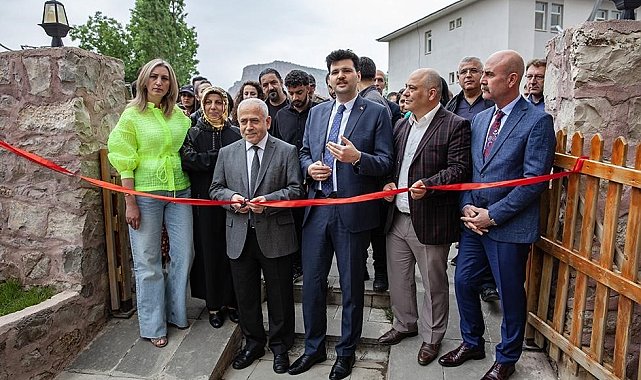 Çukurca'da "Sınırsız" adlı resim sergisi açıldı
