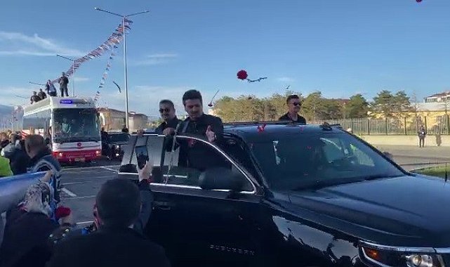 Cumhurbaşkanı Erdoğan karanfillerle karşılandı