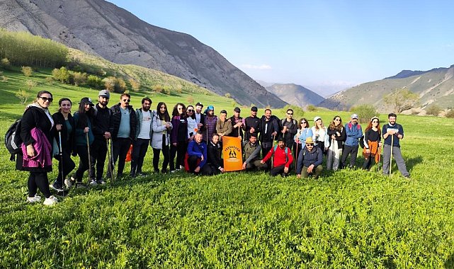 Dağcılar Hakkari'nin tarihi köyünü gezdi