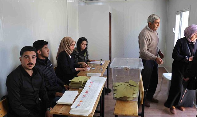 Deprem bölgesi Malatya'da vatandaşlar oy kullanmaya devam ediyor