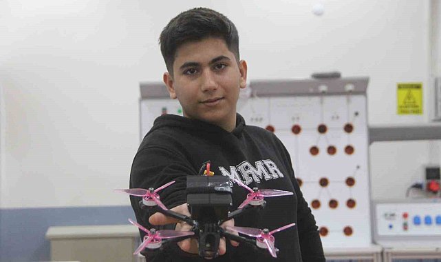 Depremden dolayı yarım kalan hayalini Elazığ'da gerçekleştirdi, güneş enerjili yarış dronu yaptı