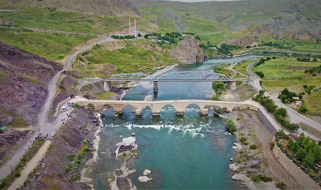 Depremlere meydan okuyan tarihi Palu Köprüsü ilk günkü ihtişamını koruyor