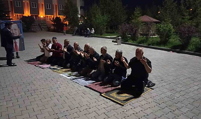 Depremzedeler Erzurum'da şükür namazı kıldı
