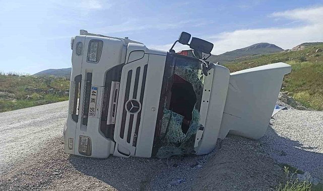 Devrilen tırın sürücüsü yaralandı