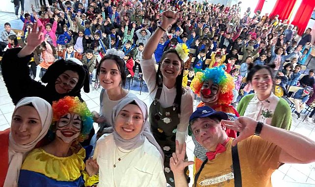 Diyadin'de minik yürekler tiyatro ile eğlendi