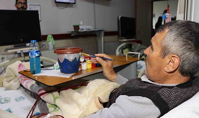 Diyaliz hastaları boyama yaparak keyifli vakit geçiriyorlar