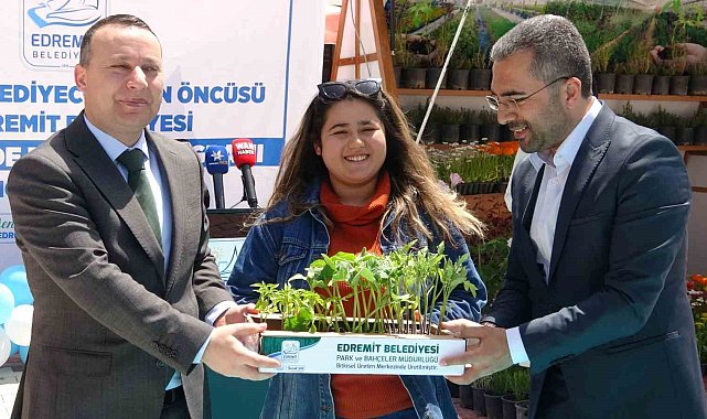 Edremit'te çiftçilere 250 bin sebze fidesi dağıtıldı