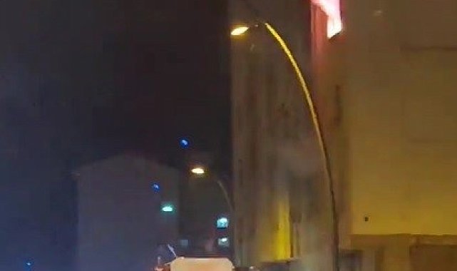 Elazığ'da ağır hasarlı binada yangın