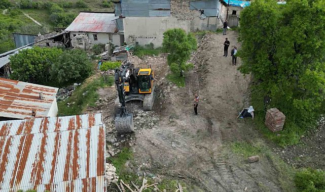 Elazığ'da ağır hasarlı yapıların yıkımı başladı
