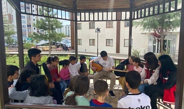 Elazığ'da depremzede çocuklar yalnız bırakılmıyor