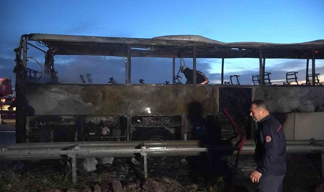 Elazığ'da faciadan dönüldü: Yolcu otobüsü alev topuna döndü