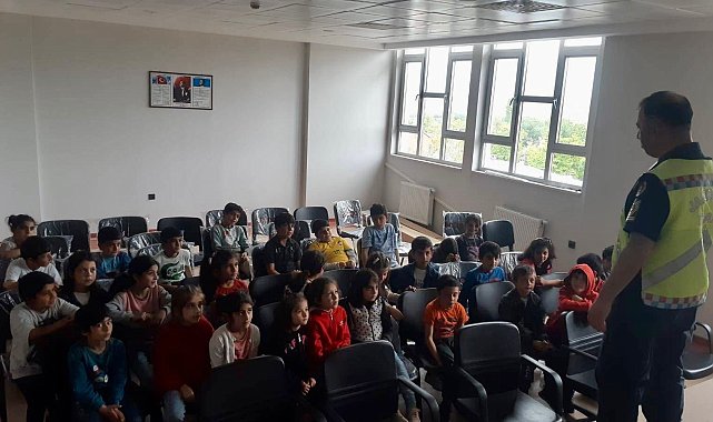 Elazığ'da jandarma ekipleri, öğrencilere trafik eğitimi verildi