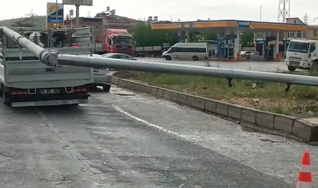 Elazığ'da kamyonun çarptığı trafik direği devrildi: 1 yaralı
