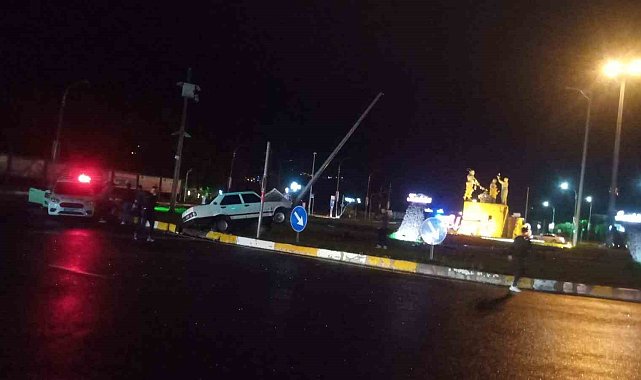 Elazığ'da otomobil aydınlatma direğine çarptı: 1 yaralı
