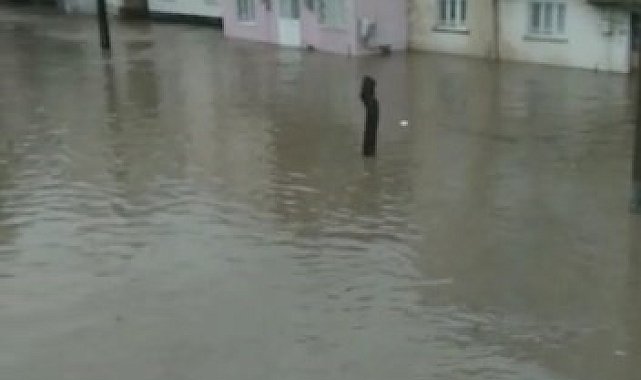 Elazığ'da sağanak, binalar su altında kaldı