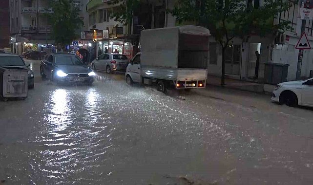 Elazığ'da sağanak etkili oldu, yollar göle döndü