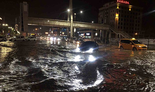 Elazığ'da sağanak yağışta yolda kalan araçları itfaiye kurtardı
